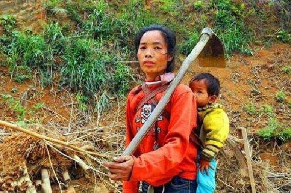 令父母高兴的“老来子”，竟挥刀自残，家庭的自私毁了一个孩子！