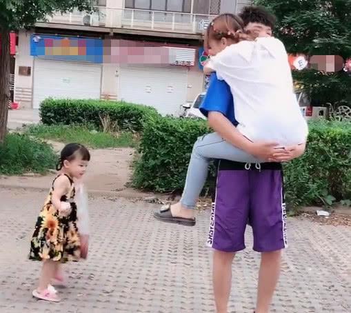 “撒狗粮夫妻”带娃出门火了，爸妈是真爱，孩子什么的纯属意外