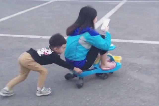 “孩子气小姨”霸占娃的扭扭车，网友：宝妈还有五秒钟到达战场