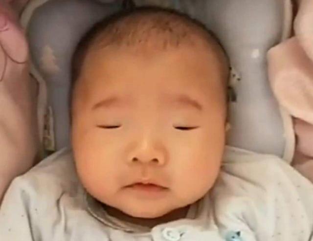 宝宝出生后被发现“没眼睛”，父母着急送医，医生却捧腹大笑