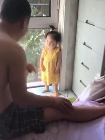 13个月姐姐打表妹后，竟被舅舅罚站，一脸委屈的小表情萌翻了