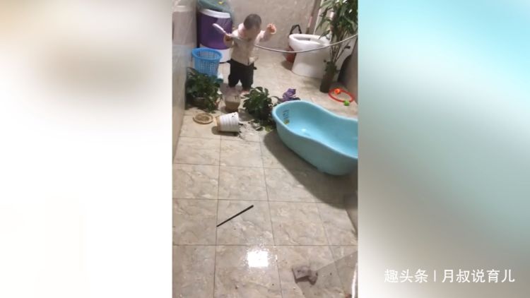 宝宝真是太调皮，老妈一转身就开始败家，妈妈看到肯定要生气