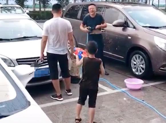 “憋大招奶爸”洗车带娃两不误火了，娃已懵圈：是不是玩不起？