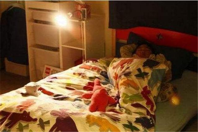 4岁女娃“性早熟”，身材堪比少女，罪魁祸首却是床头的小夜灯？