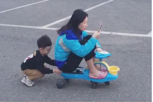 “孩子气小姨”霸占娃的扭扭车，网友：宝妈还有五秒钟到达战场