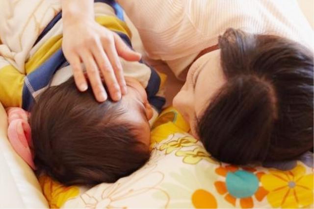 10岁男孩晚上还要“吃奶”睡觉，妈妈无奈求助，网友的话让她反思