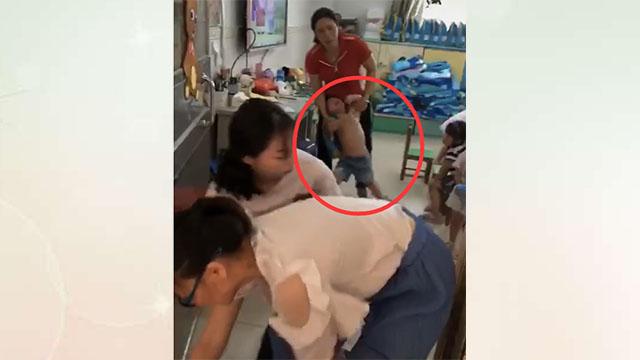 幼儿园开学第一天，孩子嚎哭家长抹泪，网友：场面有点失控