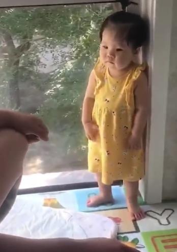 13个月姐姐打表妹后，竟被舅舅罚站，一脸委屈的小表情萌翻了