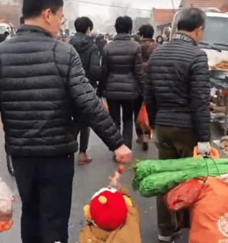 女儿上街想要抱抱，懒爸接下来的做法让人佩服，网友：这是高手