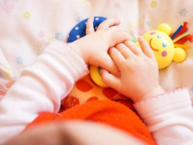 孩子盯着美女看不停，家长赶紧拉着孩子走，这可怎么办？