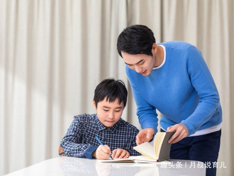 孩子自卑并非天生，多是家庭教育导致，注意这些让孩子更自信