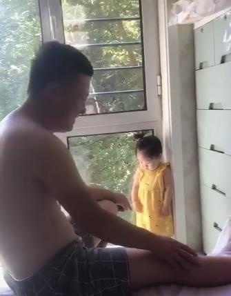 13个月姐姐打表妹后，竟被舅舅罚站，一脸委屈的小表情萌翻了