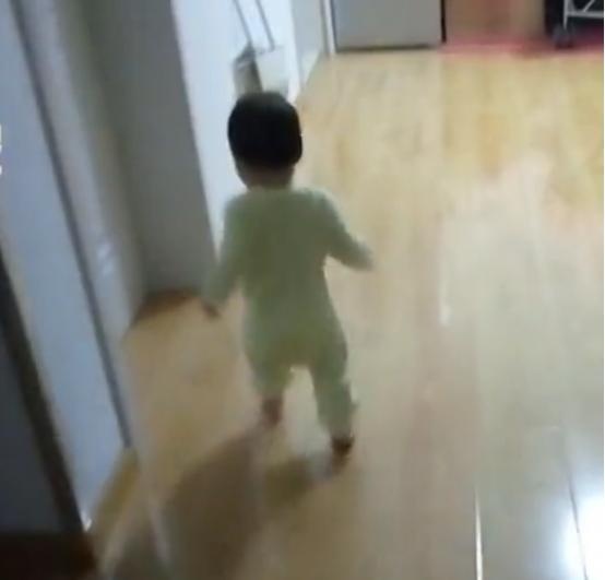 1岁宝宝夜里到处晃荡，知道原因后妈妈很无奈，网友：母爱的伟大