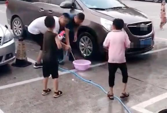 “憋大招奶爸”洗车带娃两不误火了，娃已懵圈：是不是玩不起？