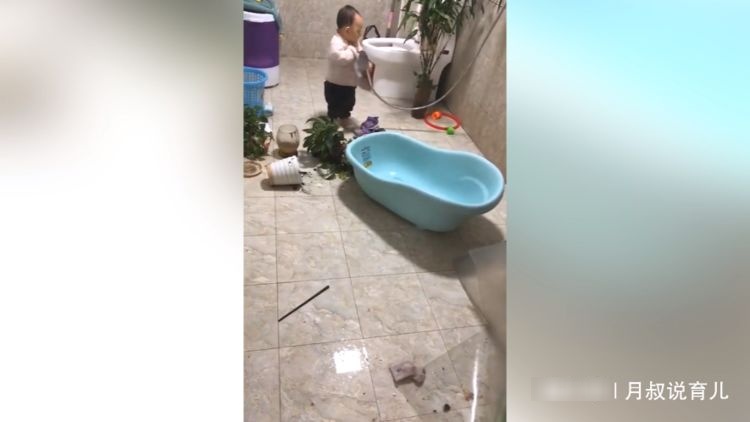 宝宝真是太调皮，老妈一转身就开始败家，妈妈看到肯定要生气
