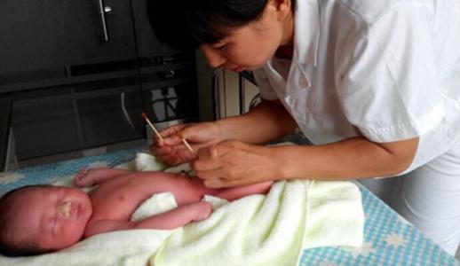 新生儿不肯吃奶还哇哇大哭，宝妈掀开衣服一看，差点和婆婆闹翻