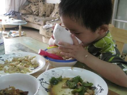 8岁孩子饭桌上“翻菜”，朋友好心提醒，反被家长怼：孩子年纪小