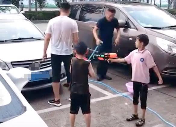 “憋大招奶爸”洗车带娃两不误火了，娃已懵圈：是不是玩不起？