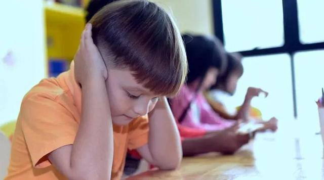 过早上学容易伤孩子心？原来晚一年上幼儿园是送给孩子的成长礼物