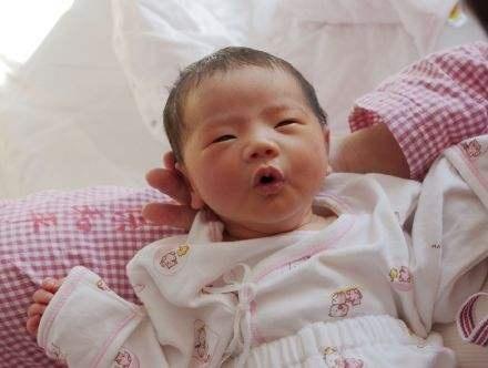 为什么新生儿出生后，医生第1件事是报体重？三个作用别忽视