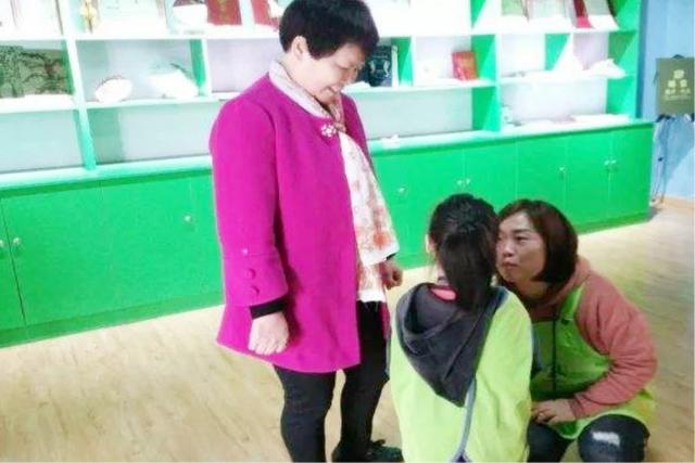 孩子开学第一天，家长就被老师点名批评，分离焦虑到底谁更焦虑？