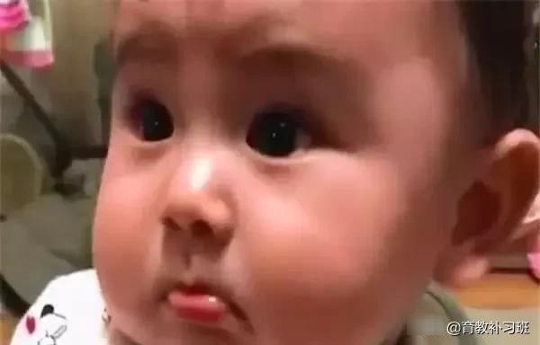 5个月宝宝第一次断奶，孩子表情让妈妈泪崩，可怜天下父母心！