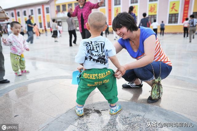 进了幼儿园却不会上厕所了？提前做好准备，正确应对孩子如厕倒退