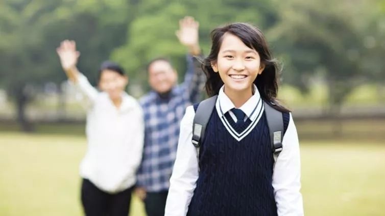 研究证实：懂得做这两件事的孩子，长大后就业较顺利，完成高等教育的比例也较高。