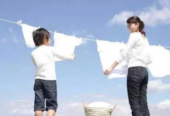 3岁宝宝在地铁上成焦点，有教养的孩子到哪都受欢迎，你家娃有么