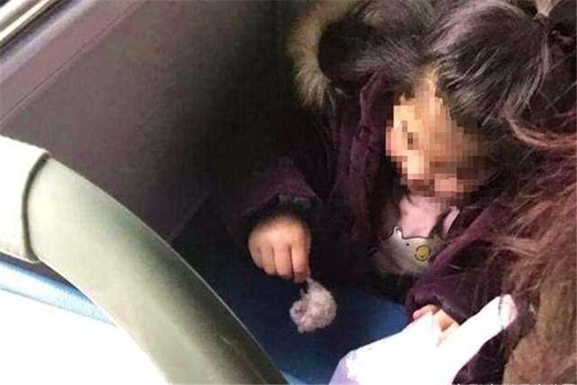 女娃被大妈夸赞可爱，但下一秒的行为，却让不少乘客的脸“变色”