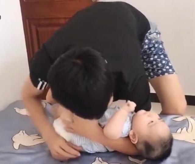 宝爸体验带娃带到崩溃，跪地求放过，宝妈直呼：痛快，再来一次