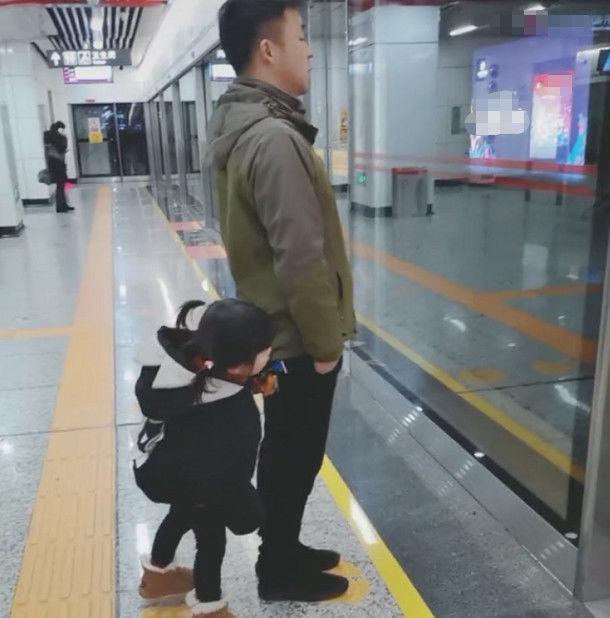“言传身教奶爸”带娃走红，地铁站标准的排队站姿堪称最美