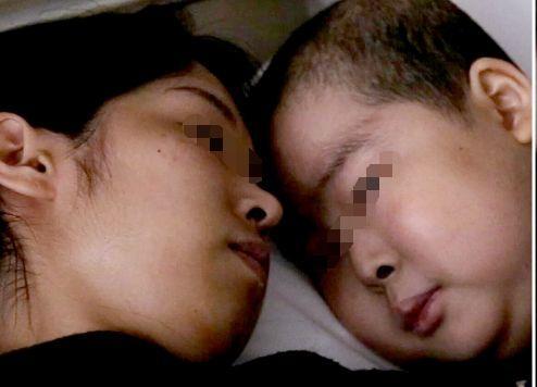儿子15岁和妈妈同挤一张床，发现了儿子这一行为，母亲很后悔