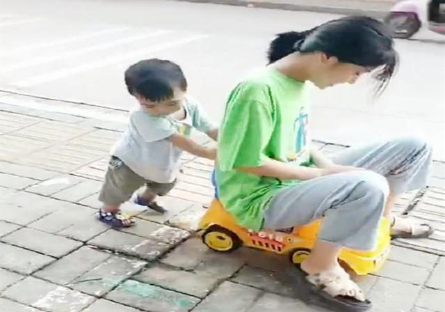 小姨带娃日常画风，自己变身“巨婴”让娃哄，宝宝：我太难了