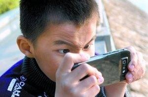 9岁小孩玩手机成斗鸡眼：孩子沉迷手机，父母这样做孩子受益终身