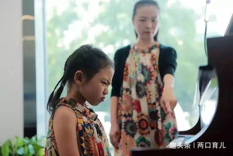 “三四岁没法忍，七八岁狗也嫌”，想要制服倔孩子，试试这一招