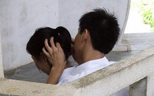 10岁儿子和父母挤一张床，儿子的问题让父母后悔不已，别大意！