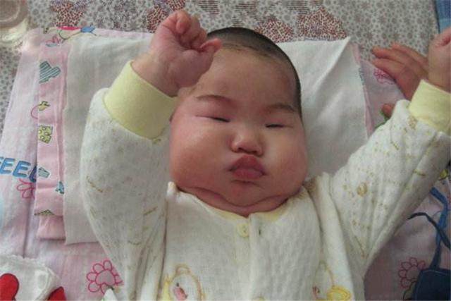 宝宝总“伸懒腰”，妈妈不以为然，学医的小姨却十分在意