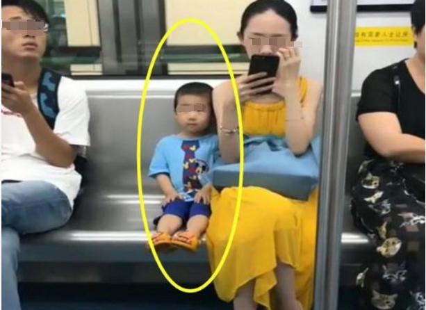 3岁宝宝在地铁上成焦点，有教养的孩子到哪都受欢迎，你家娃有么