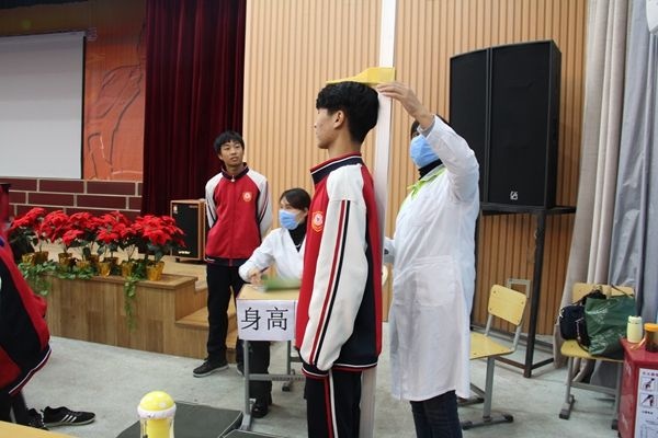 苏州11岁男孩蹿个儿快，家长叫好，医生看了却直摇头？