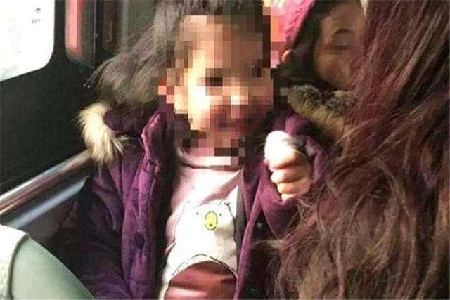 女娃被大妈夸赞可爱，但下一秒的行为，却让不少乘客的脸“变色”
