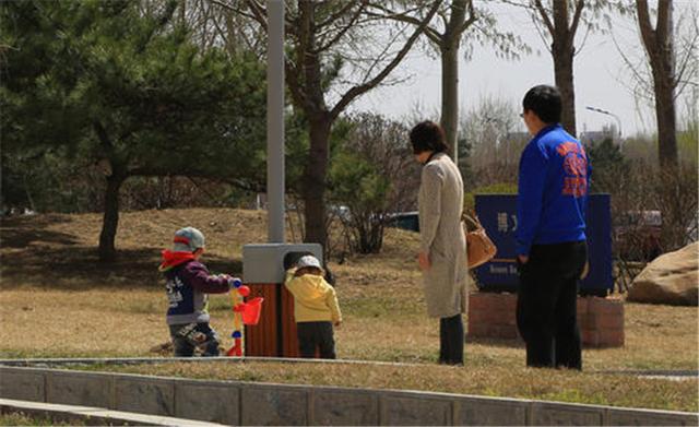 孩子随手把西瓜皮仍在路上，奶奶坚持让孙子这样做，路人纷纷点赞