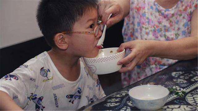 3岁孩子吃饱饭后睡了个午觉，却再没醒来，医生的话让奶奶痛哭