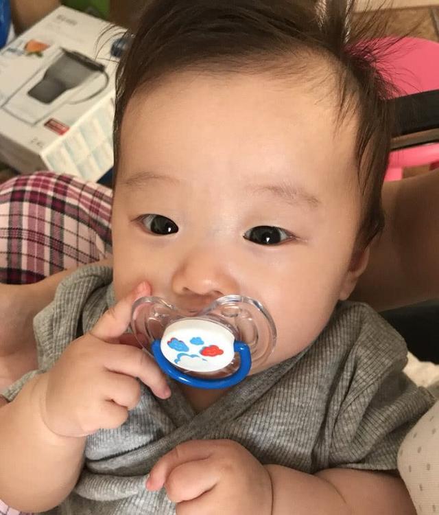 莫非天性？刚出生的宝宝竟然用手托住嘴上经常掉落的奶嘴，厉害