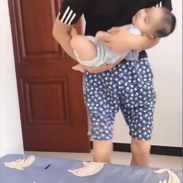 宝爸体验带娃带到崩溃，跪地求放过，宝妈直呼：痛快，再来一次