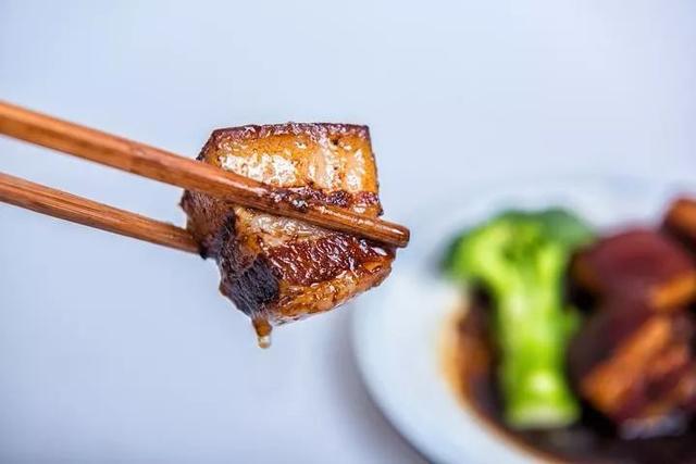杭州妈妈坚持半年，让儿子顿顿吃肉：这样能长高！儿子洗澡时一句话让她慌了