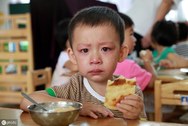幼儿园开学堪称苦情戏，活宝家长抱头痛哭，三招让娃做个坚强宝宝