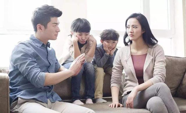 爸爸为了阻止女儿，直接穿热裤“上阵”，滑稽的教育方式值得学习