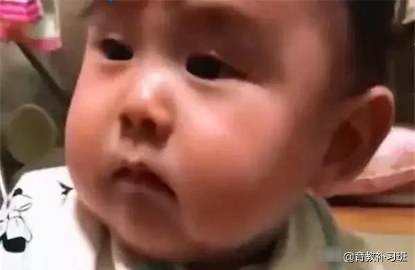 5个月宝宝第一次断奶，孩子表情让妈妈泪崩，可怜天下父母心！