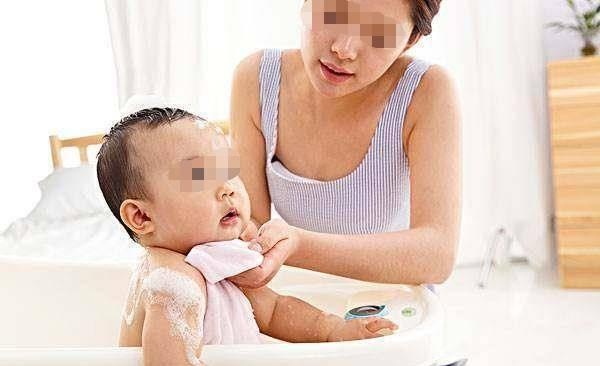 宝妈打开监控视频，目睹保姆掌掴1岁儿子，保姆：又没打伤小孩